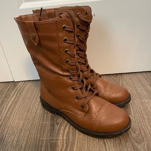 Wanted combat boot with fold down side